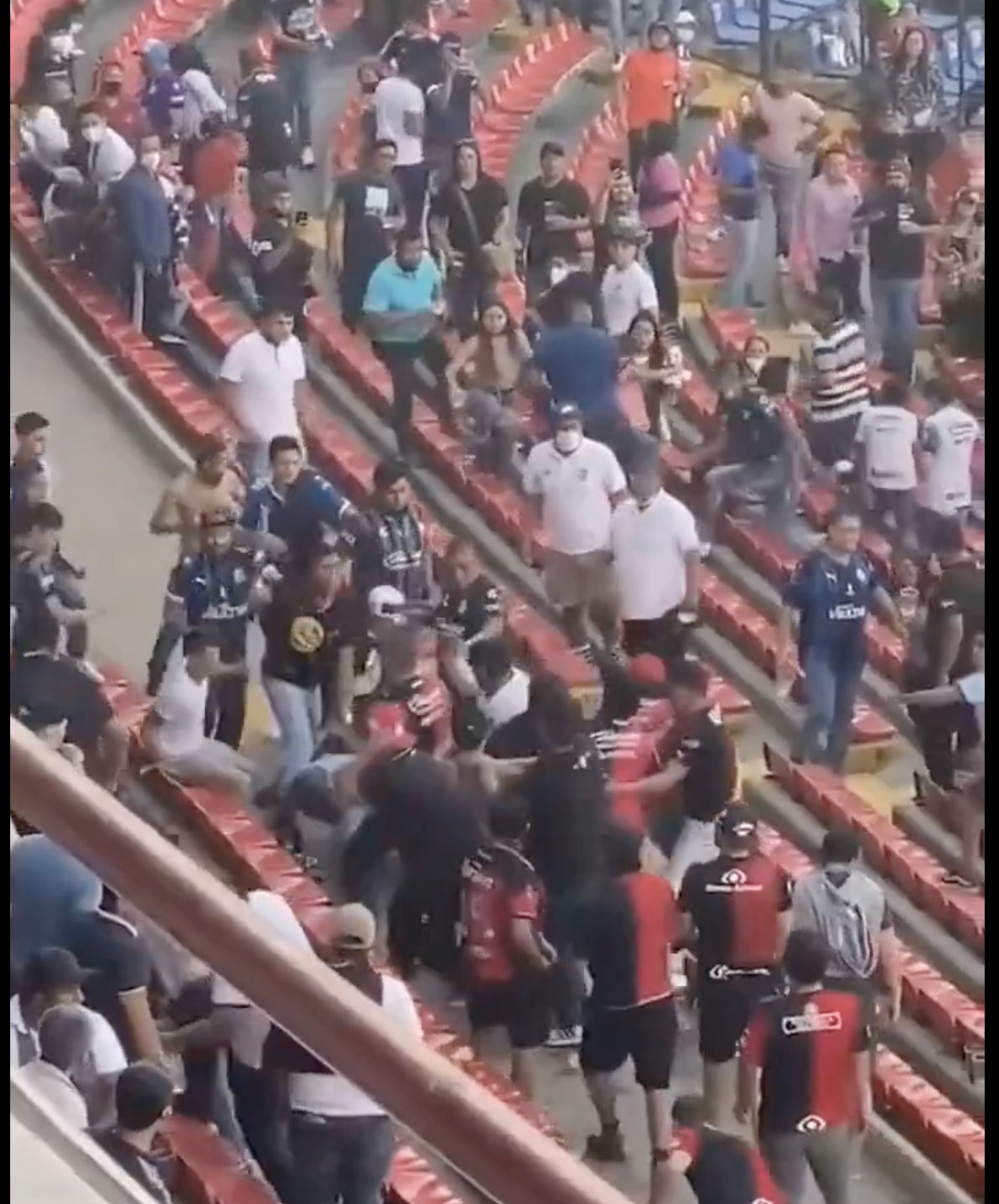 پێکدادان لەنێوان لایەنگرانی دوو یانەی تۆپی پێی مەکسیک ١٧ کوژراوی لێکەوتەوە