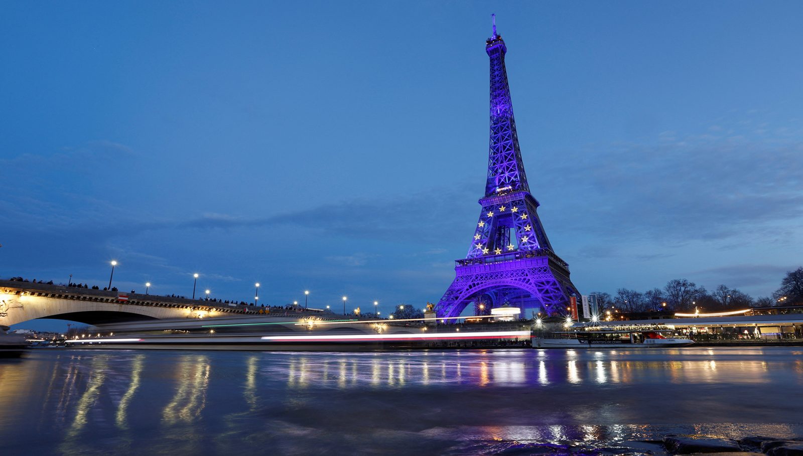 بورجی ئیڤڵ بە هۆی مەترسیی ئەمنی چۆڵكرا