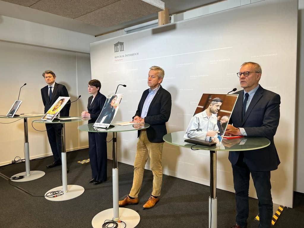 پەرلەمانی نەمسا لە هەنگاوێکی مێژوویی دا و بە هاوکاری ١٨٣ کەس لە ئەندامەکانی لە هەر چوار حێزبی زۆرینە لە پەرلەمان کەفالەتی ١٨٣ کەس لە تاوانبارانی سیاسی لە بەندیخانەکانی ئێرانیان گرتە ئەستۆ .