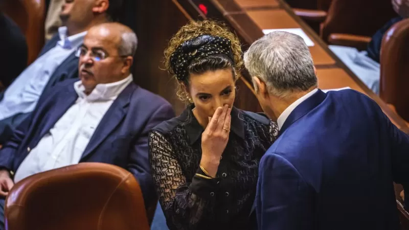 دەرچوونی لەناکاوی نوێنەرێک ، هاوپەیمانی حاکمی ئیسرائیلی لە زۆرینە پەک خست