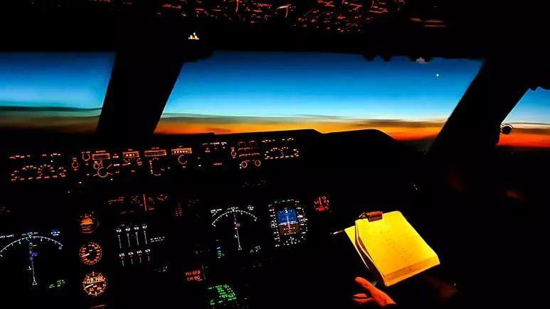 دوو فڕۆکەوانی فڕینی موسافری پێش نیشتنەوەی لە بەرزایی ١١ هەزار مەتری خەو دەیانباتەوە