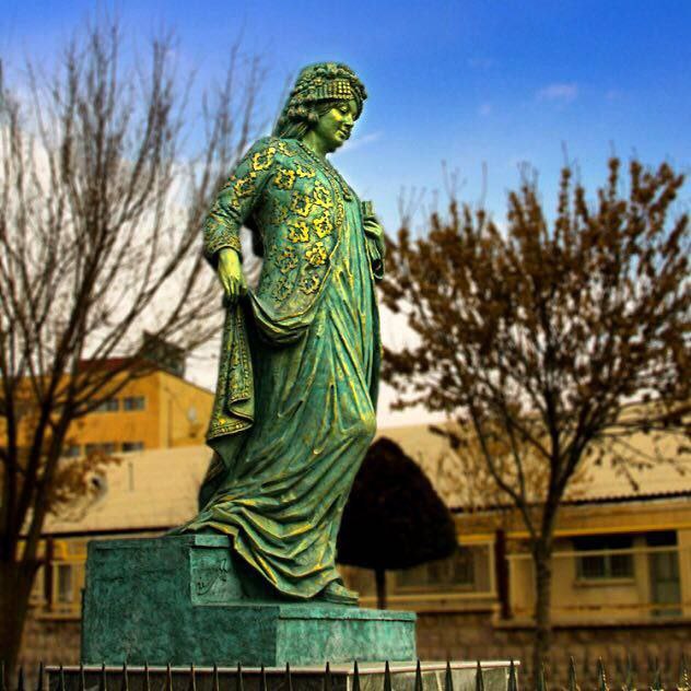 دانانی پەیکەری یەکەمین ژنە مێژوونووسی جیهان " مەستوورە خانی ئەردەڵان " لە شاری سنە