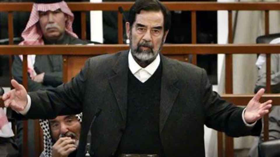 +    وێنە   ...    وێنەیەکی گەورەی سەددام لە مەراسیمی کۆچی دوایی قازی دادگایی کردنەکانی ئەو دادەنرێت