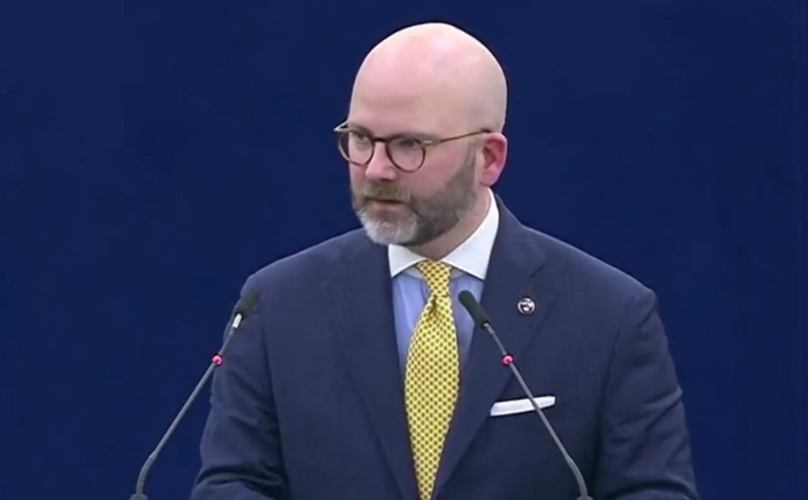 نوێنەری پەرلەمانی ئەورووپا : سوپای پاسداران بە لیستەی تێرۆریستی زیاد دەکرێت و هەموو باڵیۆزخانەکانی ئێران دادەخرێن