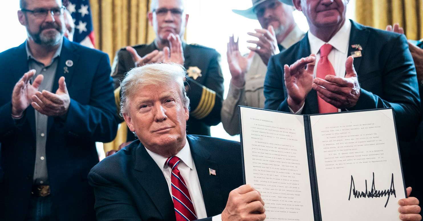 یەکەم بڕیاری ڤیتۆ لە لایەن سەرۆکی ئەمریکا " دۆناڵد ترامپ " واژوو کرا