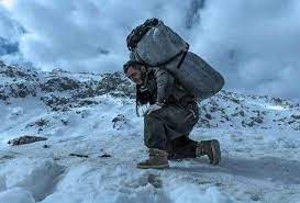 پەرلەمانتارێکی کورد کۆڵبەران تۆمەتبار دەکات بە "قاچاخی چەک و مەشرووب"