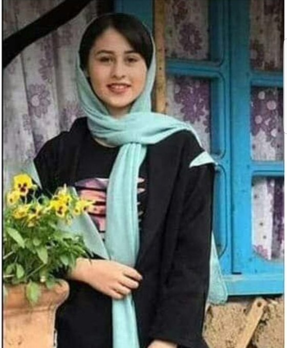 باوکێک بە بێ ڕەحمانەترین شێوە سەری کچە ١٣ ساڵانەکەی لێدەکاتەوە