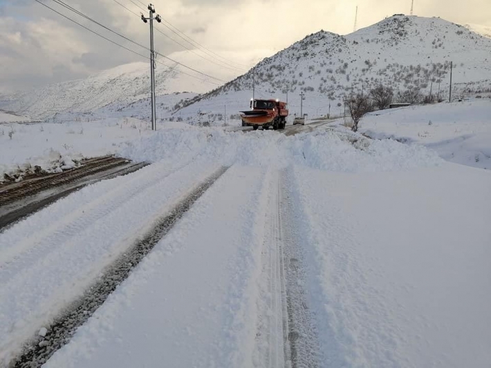 تیمەکانی ڕێگاوبانی سۆران بەردەوامن لە ڕاماڵینی بەفر لە ڕێگای حاجی ئۆمەران