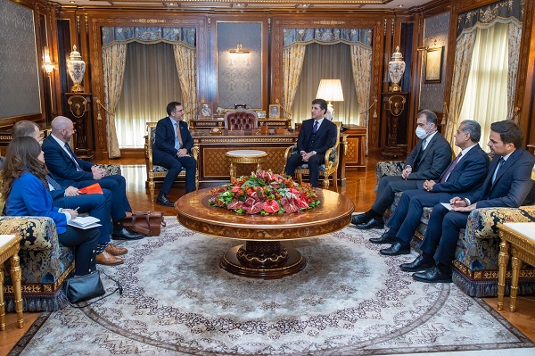 نێچیرڤان بارزانی سەرۆكی هەرێمی كوردستان دۆخی عیراق لەگەڵ باڵیۆزی بەریتانیا تاوتوێ دەكات