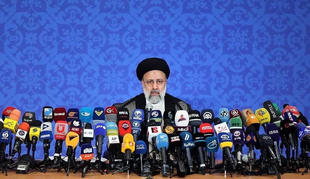 ڕادیۆ ئیسرائیل  :  هەر مایکێک لە بەرامبەر هەر ١٠ بەندکراوی سیاسی کە کرانە ئامانجی پەتی سێدارە و گووللەباران کران