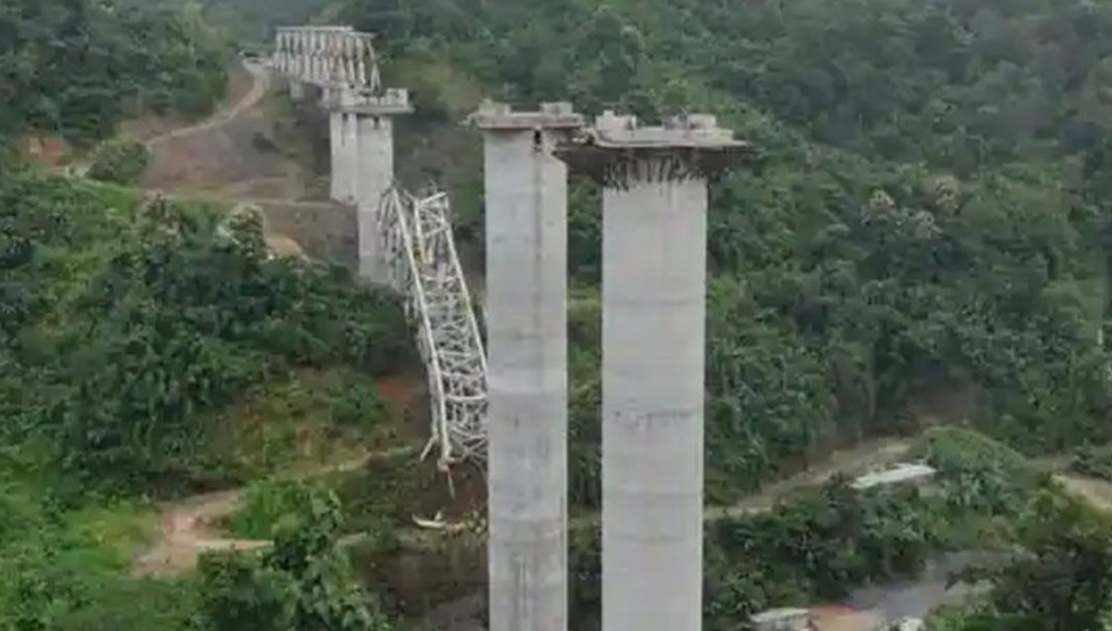 لە هیندستان بەهۆی داڕمانی پردێکەوە لانیکەم 17 کەس گیانیان لەدەستدا