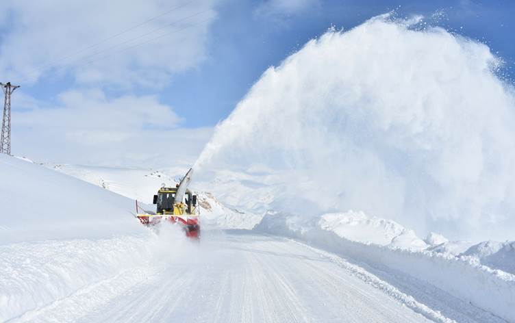 بەفر ڕێگەی سەدان گوندی باکووری کوردستانی داخستووە