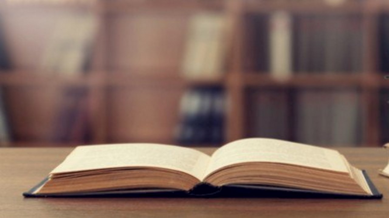 لە بانە پەردە لەسەر دوو کۆمەڵە شیعر و ڕۆمانێک لا درا