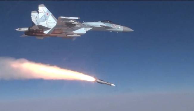 هاوێشتنی مووشەکی ڕووسی بەرەو فڕۆکەگەلی بەریتانیایی