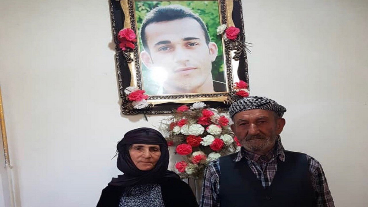 دایک و باوکی ڕامین حوسێن پەناهی مافی جوونە دەرەوە لە وڵاتیان لێ زەوت کرا