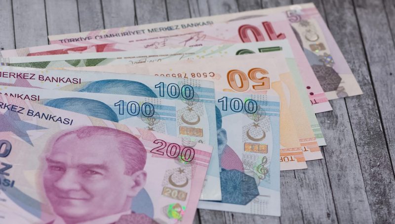 لیرەى تورکى بەردەوامە لە دابەزینی بەهاکەی