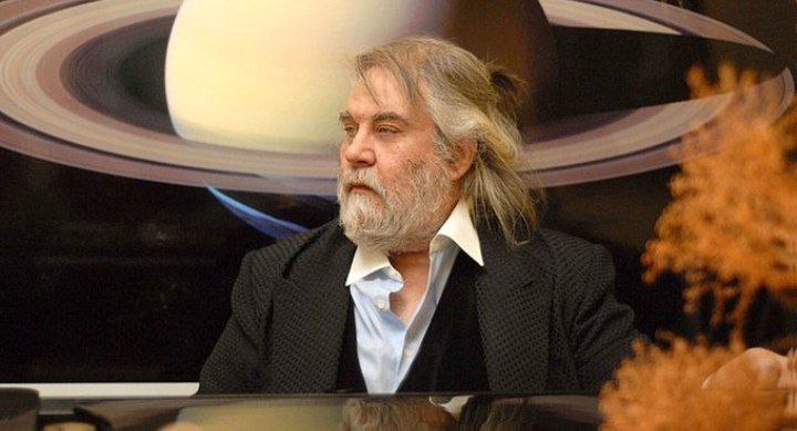 ڤێنجلیس پاپاتاناسیۆ " ئافڕێنەر و داهێنەری مۆسیقای " چەرخەکانی ئاگر " و " بلید ڕانێر " لە تەمەنی ٧٩ ساڵی بە هۆی کۆرۆنا کۆچی دوایی کرد .