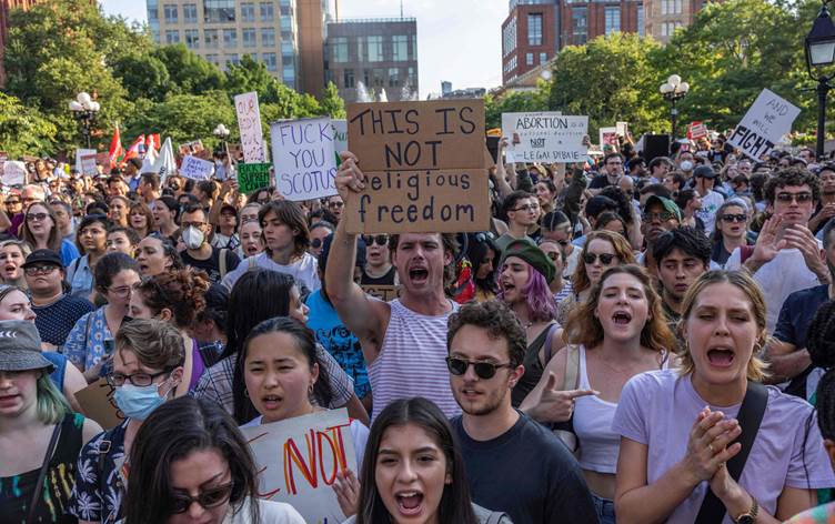 بڕیارەکەی دادگای باڵای ئەمریکا لەبارەی لەباربردنی منداڵ، خۆپیشاندانی هاووڵاتییانی لێکەوتەوە
