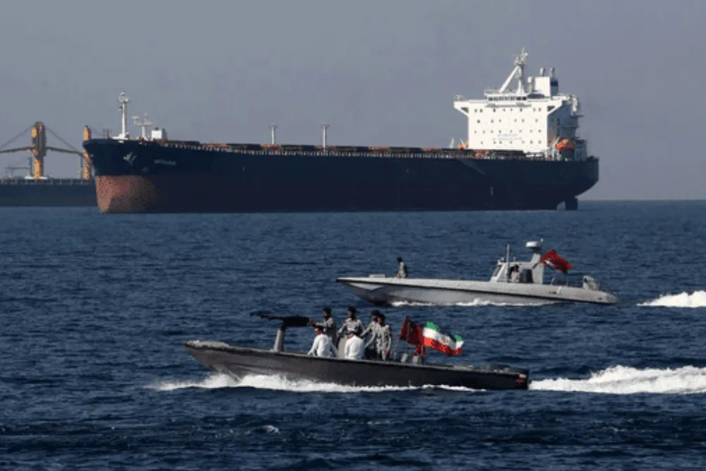 کۆپلەر: یەکەم کەشتی هەڵگری LNG کەندئاوی فارس بەجێ دەهێڵێت لەدوای داخستنی گەرووی هورمز