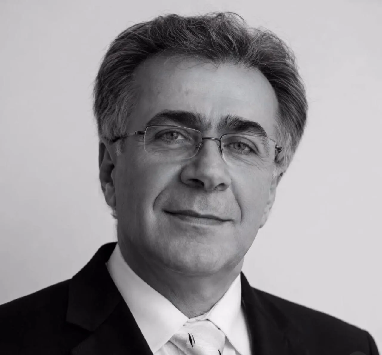 نووسەر و لێكۆڵەر لە بواری ڕۆژنامەنووسی ڕۆژهەڵاتی دوای نەخۆشییەکی  سەخت لە هەولێر کۆچی دوایی کرد