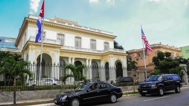 زیاتر لە 100 باڵیۆزخانەی ئەمریکا بێ باڵیۆز ماونەتەوە