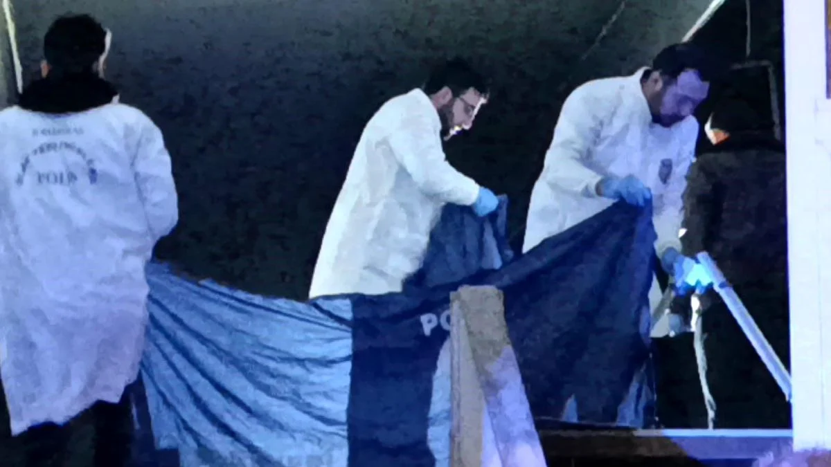 Li kargeha terkkirî de cesedê zilamekî dîtin