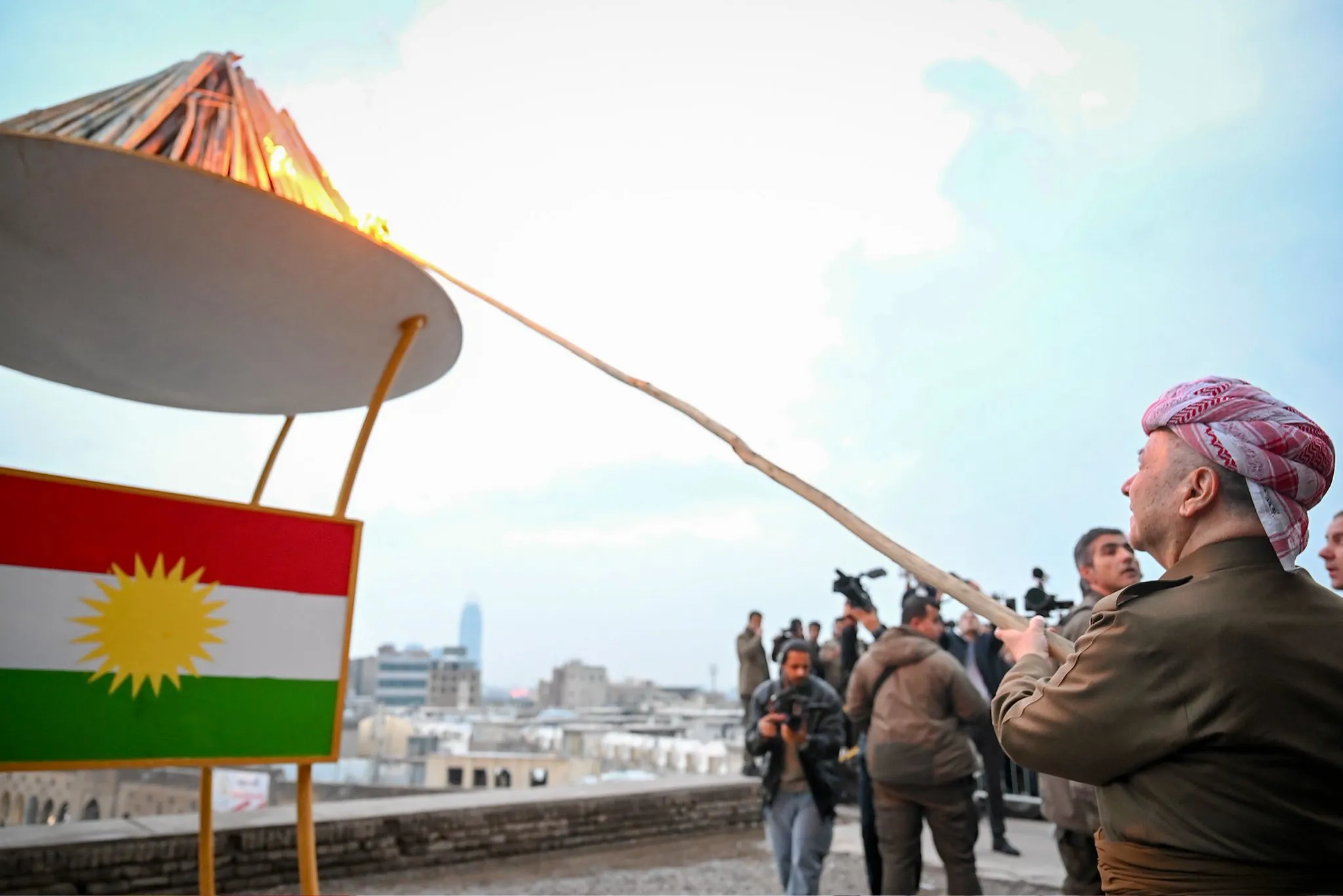 Serok Barzanî li Keleha Hewlêrê Agirê Newrozê pêxist