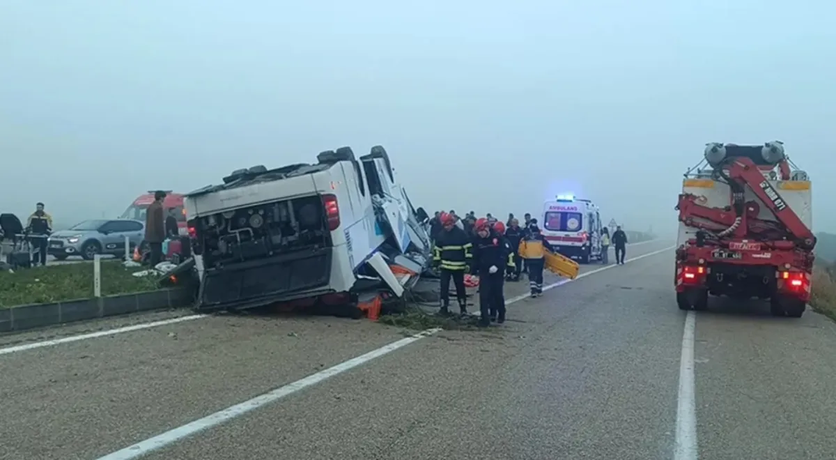 Otobusa rêwiyan li Edeneyê wergeriya: 2 kes mirin, gelek birîndar hene!