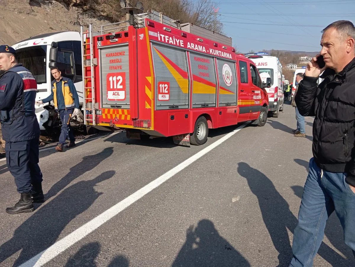 Midibus û otomobil li hev ketin: 13 birîndar