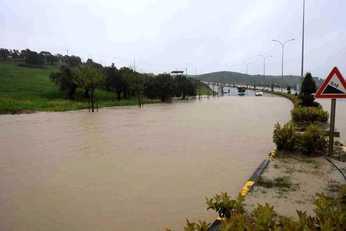 Bi sedema baranê li navça Antakya 1 roj navber dan dibistanan