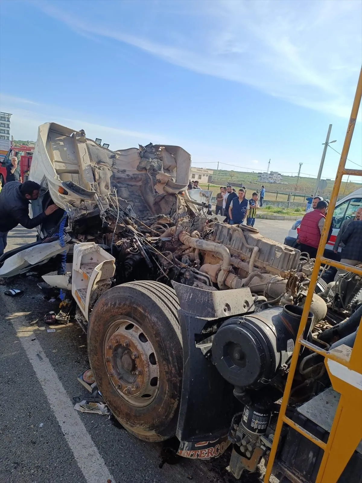 Li Midyadê TIR û kamyon li hev ketin û ajotvanê kamyonê mir