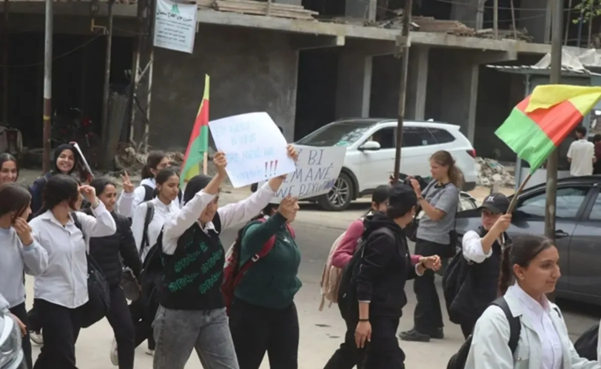 Li Rojava xwepêşandan: Xelk derdikevin kolanan!