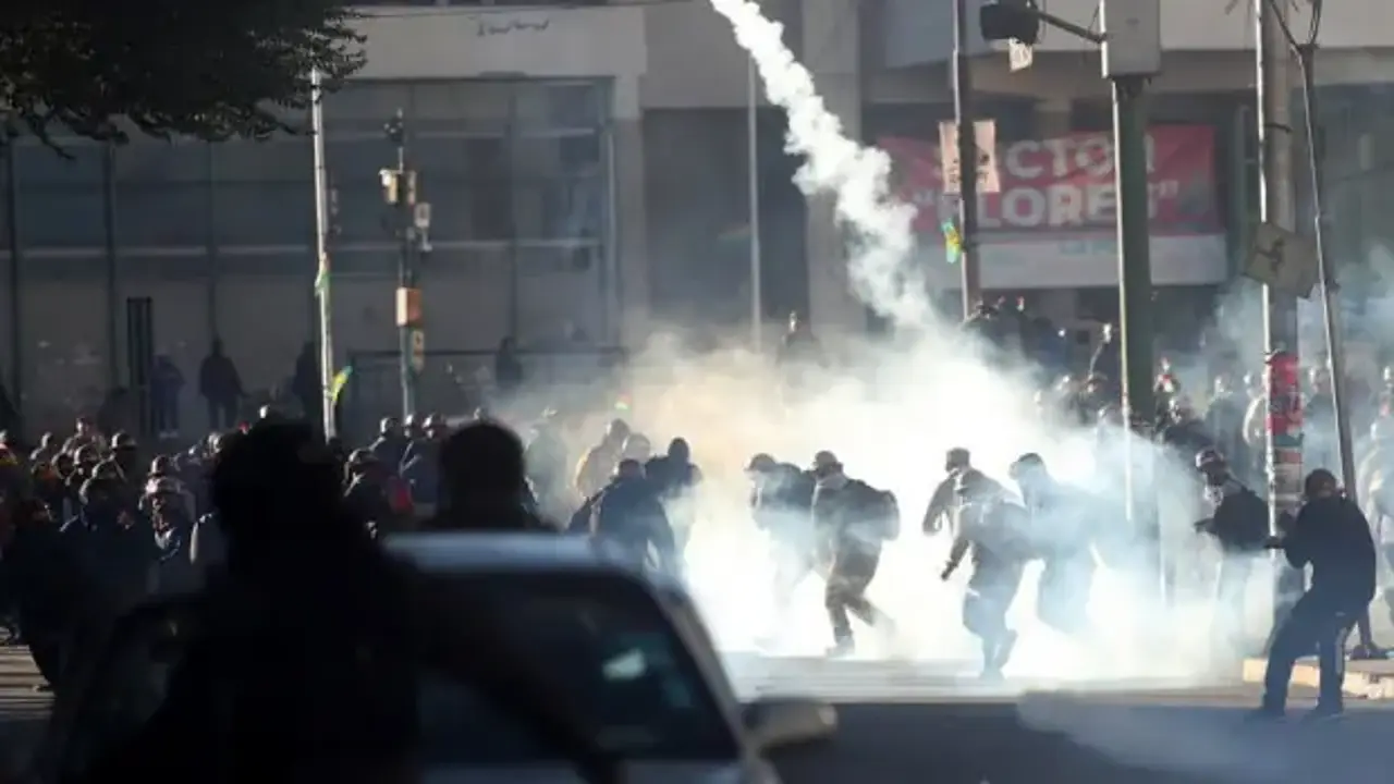 Halk hükümete karşı ayaklandı! Ordu sahaya indi! 9 ülkeden mesaj!