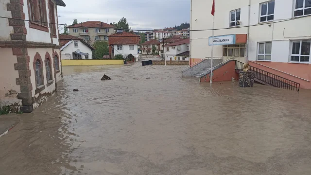 Li 7 bajarên Anedolê teyrok û lehî jiyana xelkê şel kir