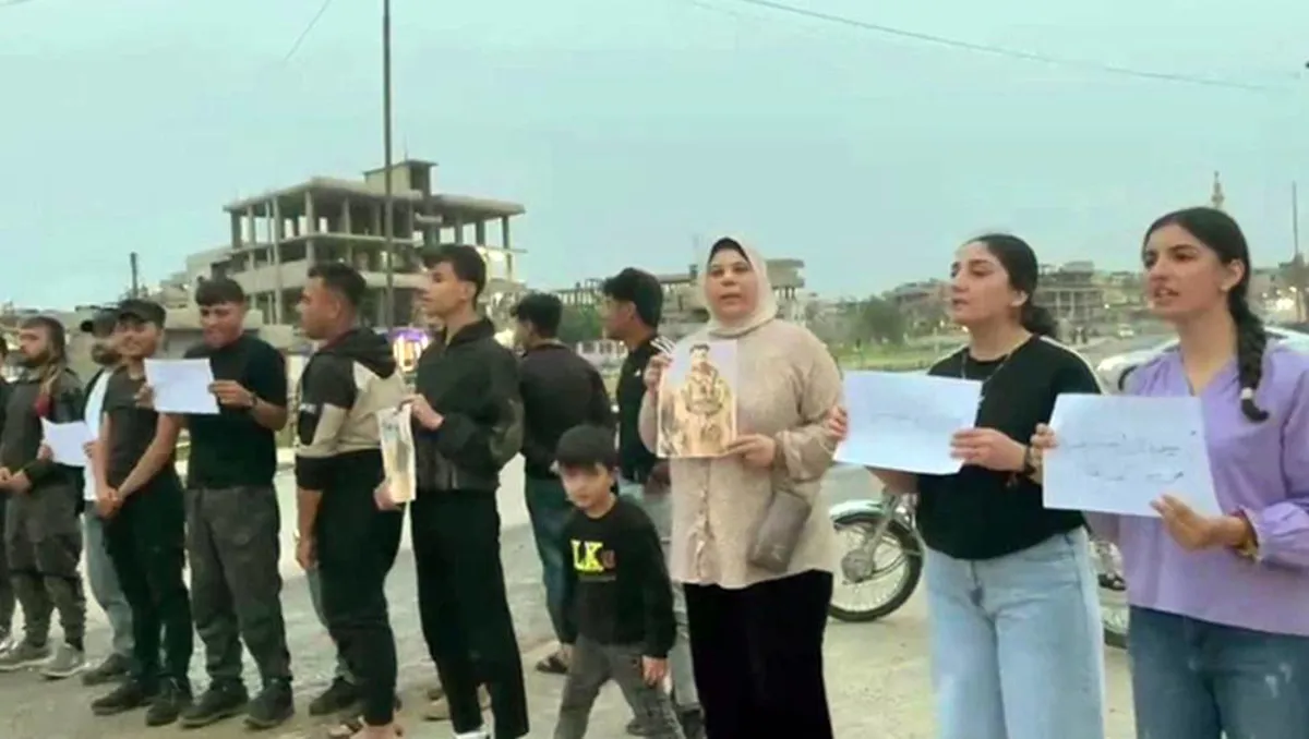 Rojava | Malbatên şervanên dîl li 5 deveran xwepêşandan kir