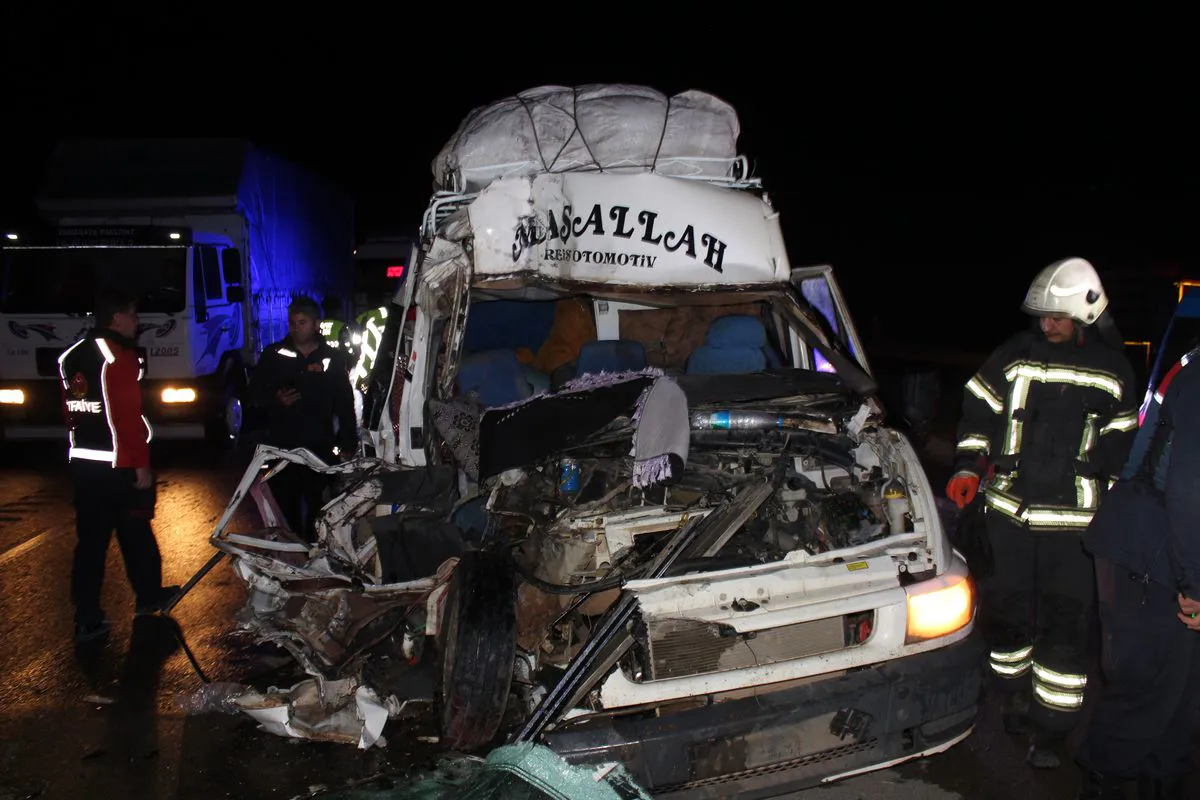 Minibusa karkerên çandiniyê hildigirt ji pare li Treylerê ket: 12 birîndar