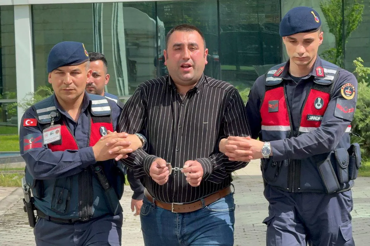 Kur, bi 8 guleyan bavê xwe kuşt