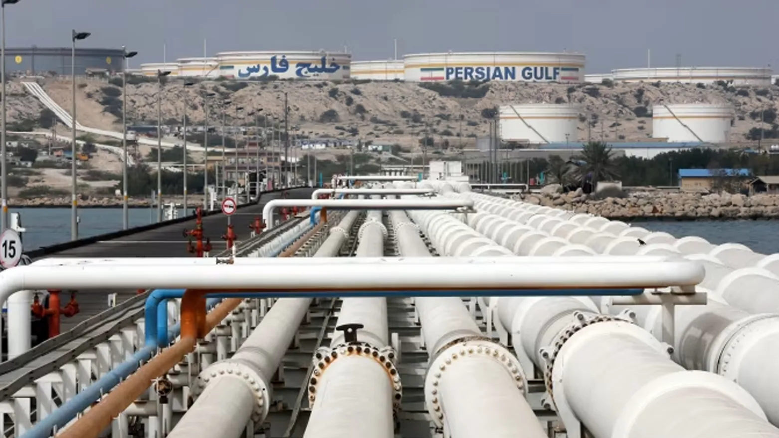 "ABD, İran petrolüne yönelik yaptırımları askıya aldı"