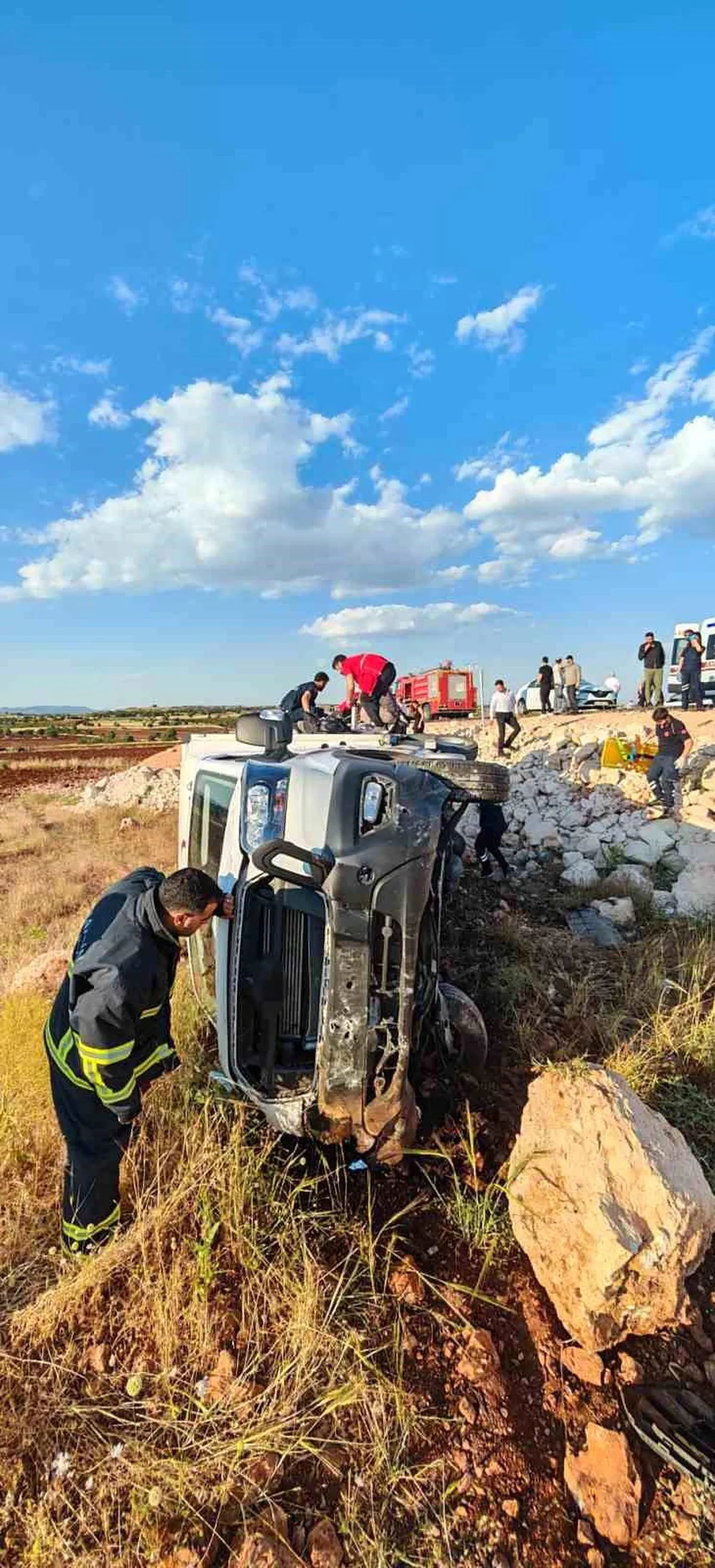 Kamyoneta Kızılaya Tirkiyê li Mêrdînê wergeriya jêr: 4 birîndar
