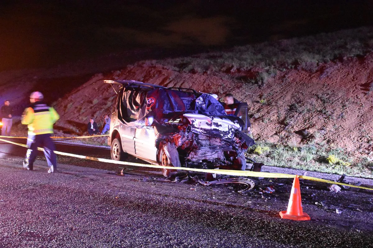 Ereba bazirganî û otomobîlekî li hev ketin: 3 kes mirin û 2 kes birîndar bûn