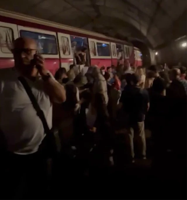 Metro ya Kadıköy-Sabiha Gökçen ji ser raya xwe derket: 3 kes birîndar bûn