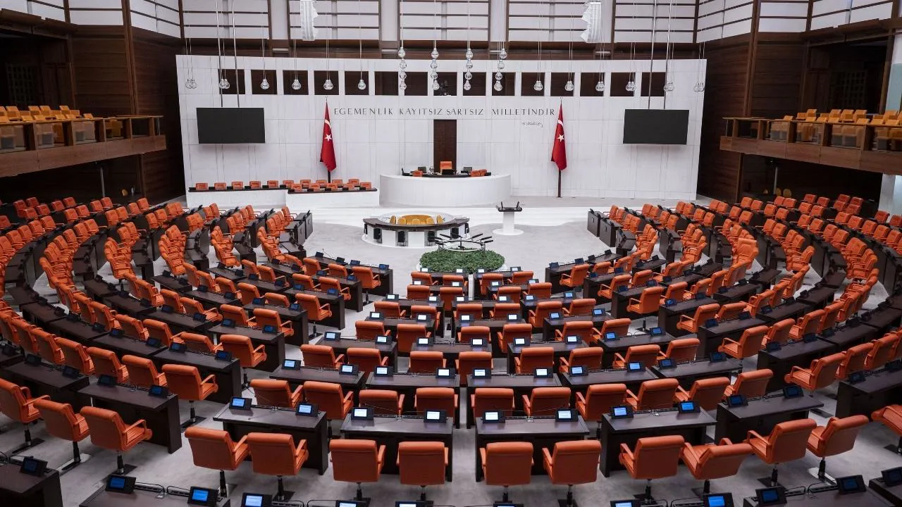 Mecliste sandalye dağılımı değişti: CHP 5'inci sıraya geriledi