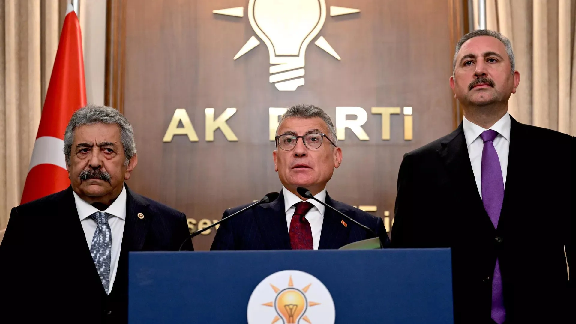 AK Partiyê "Yasaya Çarçoveyê" radestî Parlamentoyê kir