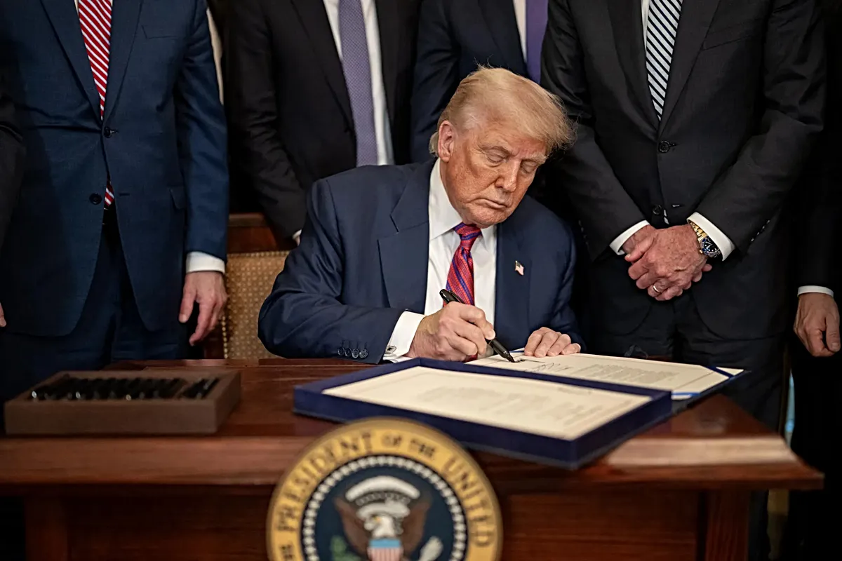 Trump, qanûna firehkirina givaşên ser Rûsyayê û Îranê îmza kir