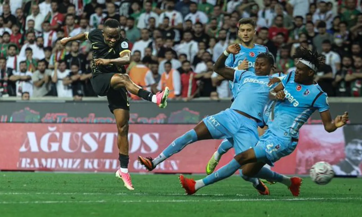 Li Amedê coşa serkeftinê: Amedsporê 2-1 Trabzonspor têk bir