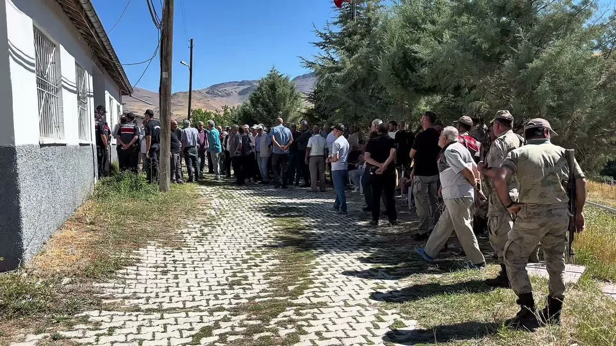 Li navça Hekimhan a Meletiyê gundî bertekê nîşanî lêgerîna madenê dan