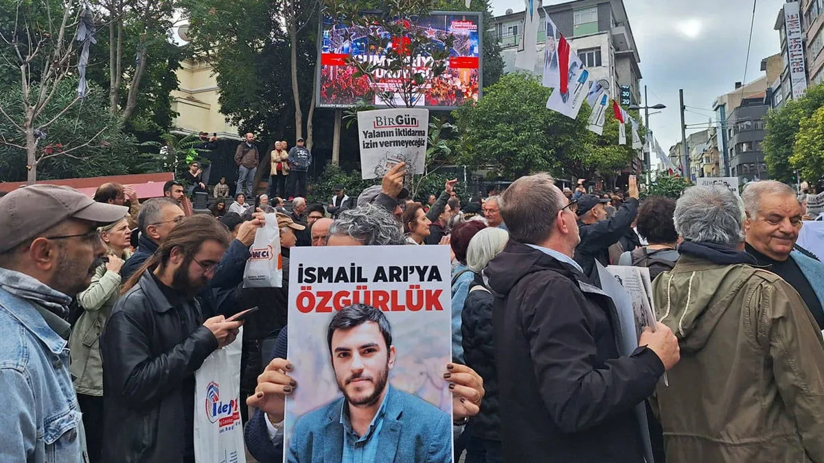 Rêxistinên çapemeniyê li 10 bajaran derketin kolanan: “Rojnamevan girtî û fonker azad in”