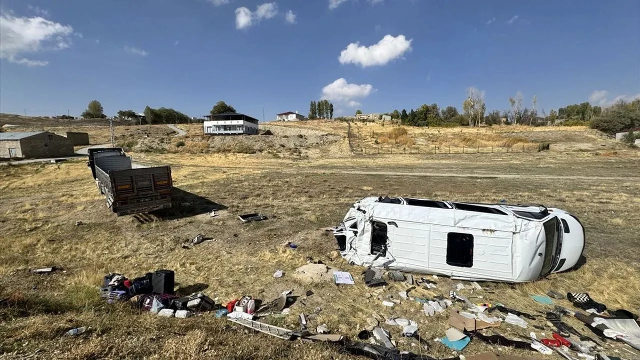 Di qezaya li Wanê rû da de polîsek mir û 11 kes birîndar bûn