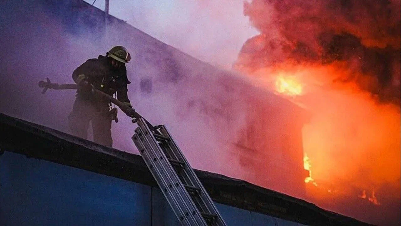 Rusya, Ukrayna'ya ait lojistik merkezi ve kuru yük gemisini vurdu