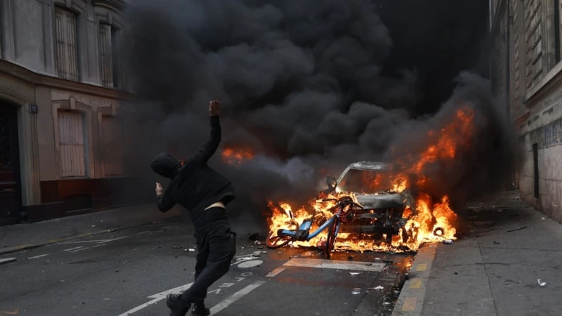 Paris'te protestolar büyüyor! 195 gözaltı!
